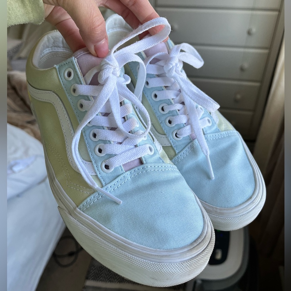 - Vans Old Skool